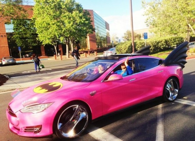 Suosnivač Googlea vozi ružičasti Tesla S Batmobil