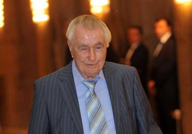 Umro Ante Marković, autor tečaja 1 marka = 7 dinara. Umro Ante Marković, autor tečaja 1 marka = 7 dinara.