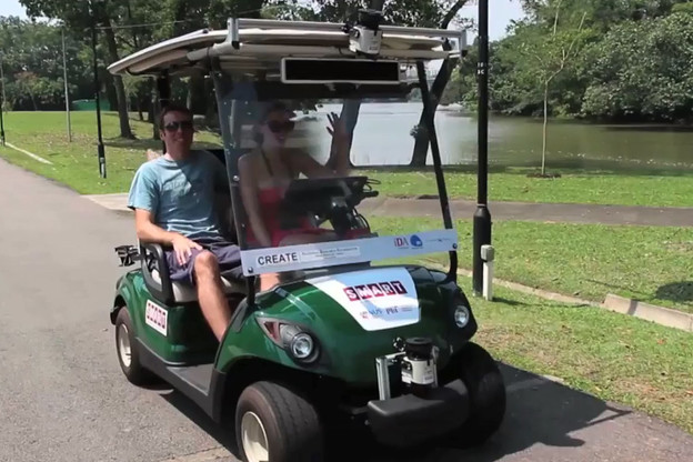 Autonomni auti za golf voze turiste u parku