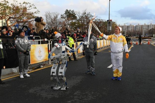 Humanoidni robot nosio olimpijsku baklju