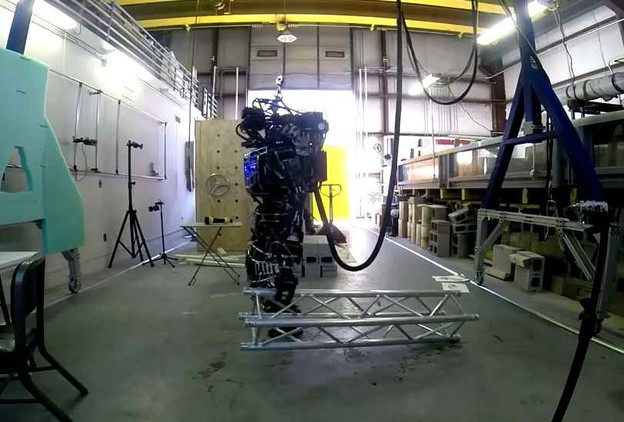 VIDEO: ATLAS robot nosi metalni stup