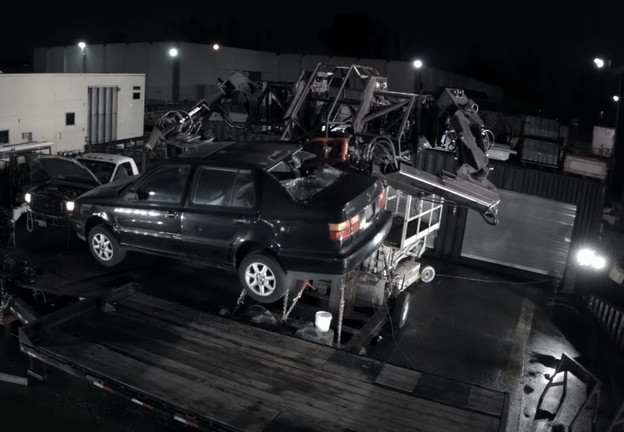 VIDEO: Borbeni robot podiže i uništava auto