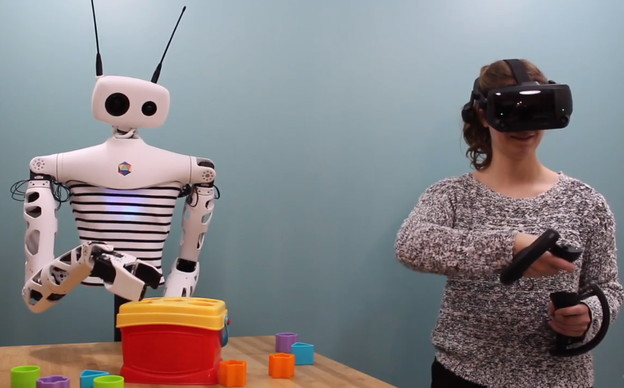VIDEO: Dostupan robot kojim se upravlja VR naočalama 