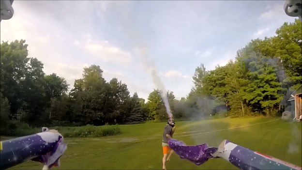 VIDEO: Drone gađa ljude raketama