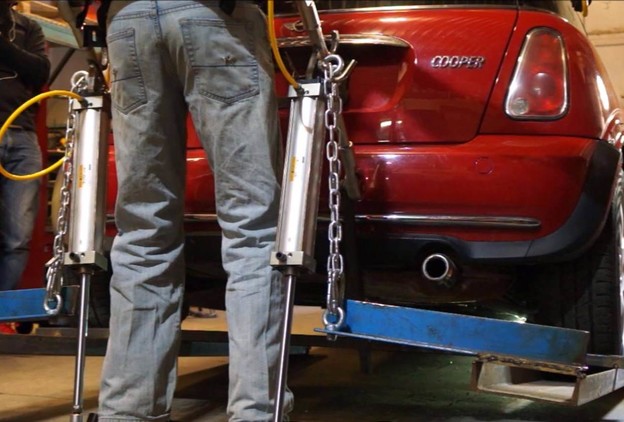 VIDEO: Egzoskeleton iz garaže podiže auto