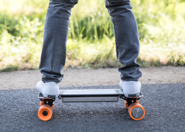 VIDEO: Električni skateboard stane vam u ruksak