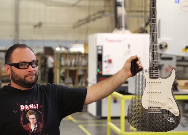 VIDEO: Fender napravio Stratocaster od kartona