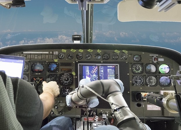 VIDEO: Gledajte kako robot vozi avion