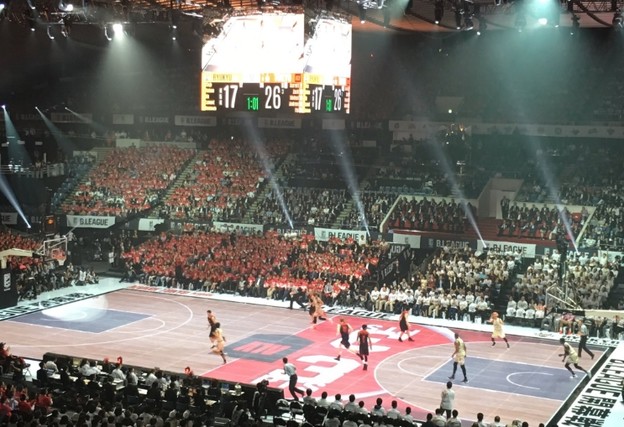 VIDEO: Ludi japanski LED teren za košarku