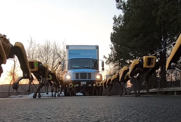 VIDEO: Mali SpotMini roboti vuku višetonski kamion