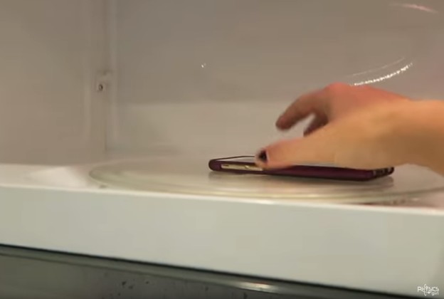 VIDEO: Možete li nazvati telefon u mikrovalki