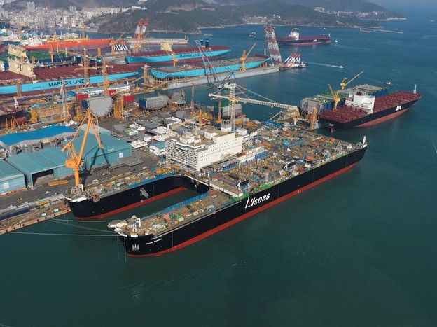 VIDEO: Najveći brod na svijetu prevozi naftne platforme
