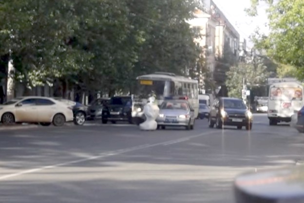 VIDEO: Odbjegli robot izazvao prometni zastoj