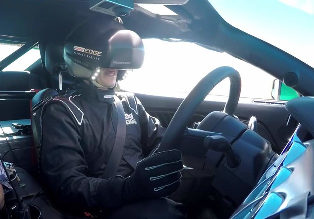 VIDEO: Profesionalni trkač vozi pravi auto s VR naočalama