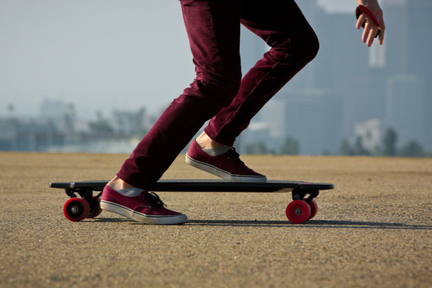 VIDEO: Prvi skateboard s motorima u kotačima