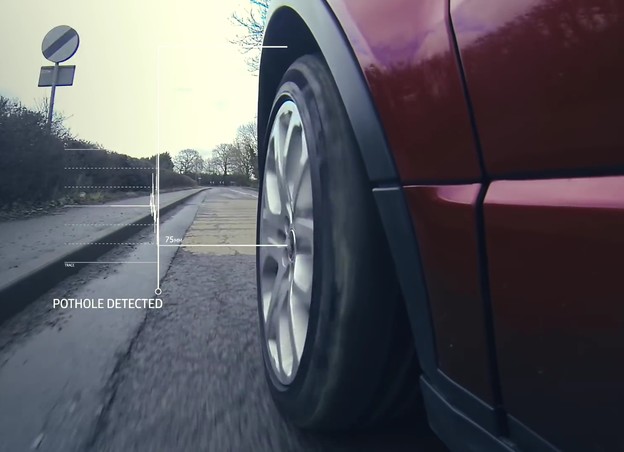 VIDEO: Range Rover detektira rupe na cesti