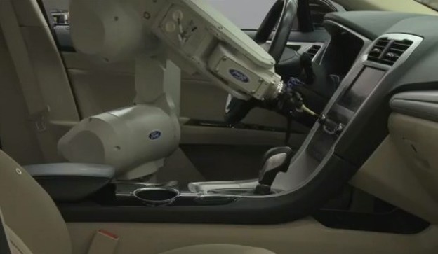 Video: RUTH, robot koji dodiruje interijer automobila Video: RUTH, robot koji dodiruje interijer automobila