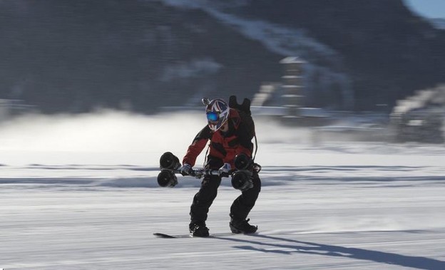 VIDEO: Snowboarding s ručnim mlaznim motorima