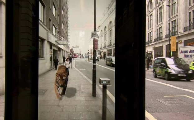 VIDEO: Tigar i alieni napadaju autobusnu stanicu