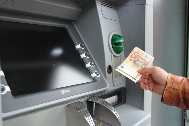 Bankomati izbacuju lovu poput poker automata Bankomati izbacuju lovu poput poker automata