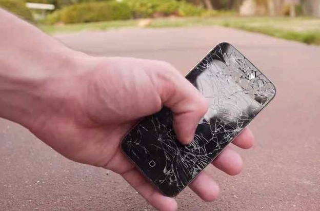 VIDEO: Čovjek razbijao sve generacije iPhoneova