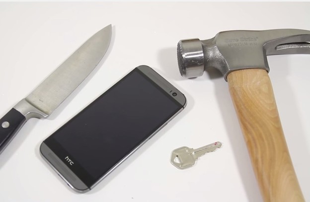 VIDEO: HTC One (M8) ispod noža i čekića