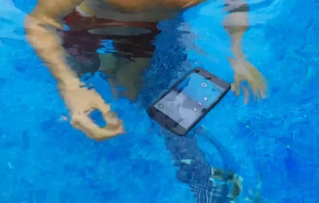 VIDEO: Mobitel koji pluta na vodi VIDEO: Mobitel koji pluta na vodi
