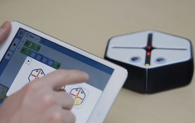 VIDEO: Robot uči djecu programirati