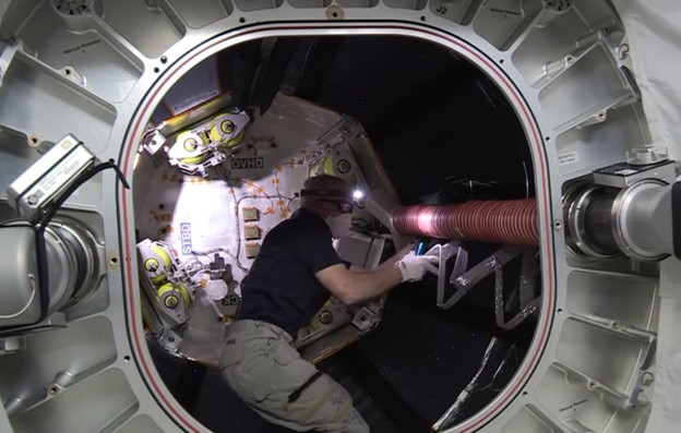 VIDEO: Astronaut ušao u modul na napuhavanje