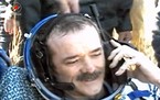 VIDEO: Hadfield odmah nakon prizemljenja zgrabio mobitel