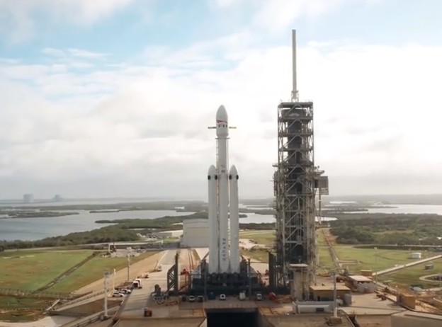 VIDEO: Musk dronom obilazi Falcon Heavy raketu