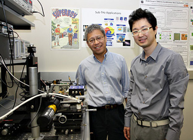 Dr. Kenneth O (na slici lijevo) i njegov kolega Dae Yeon Kim, vjeruju da će naši mobiteli uskoro posjedovati supermanov vid.