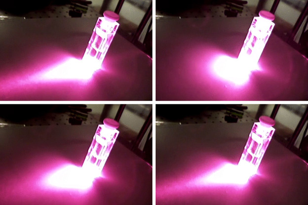 Staklene čestice u tekućini za hologramske zaslone