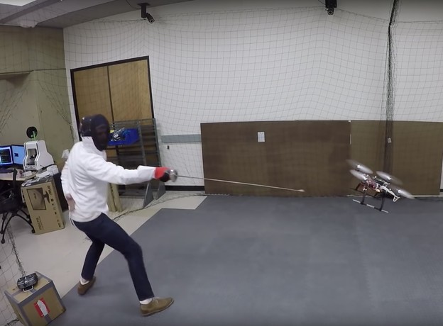 VIDEO: Mačevanje čini drona pametnijim