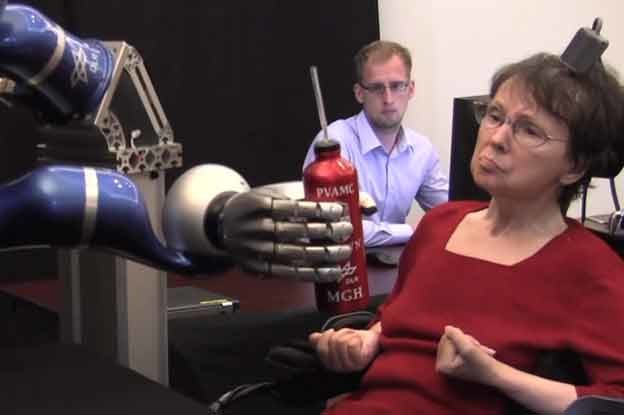 VIDEO: Paralizirana žena upravlja robotom mislima