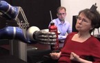 VIDEO: Paralizirana žena upravlja robotom mislima VIDEO: Paralizirana žena upravlja robotom mislima