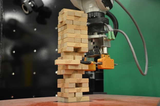VIDEO: Robot uči igrati Jengu