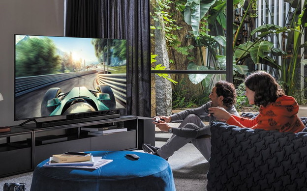 Hard core gaming uz Samsung QLED 8K i 4K TV