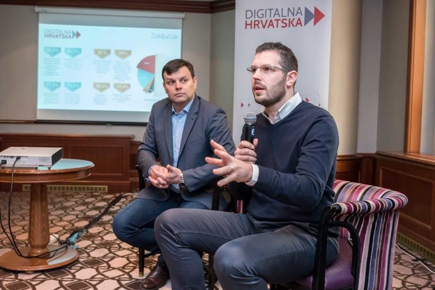 Hrvati žele pristup internetu u svakom trenutku Hrvati žele pristup internetu u svakom trenutku
