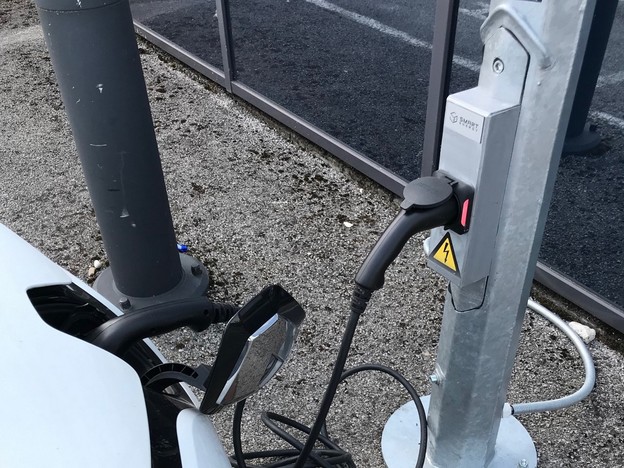 Prvi punjač E automobila u rasvjetnom stupu u Hrvatskoj Prvi punjač E automobila u rasvjetnom stupu u Hrvatskoj