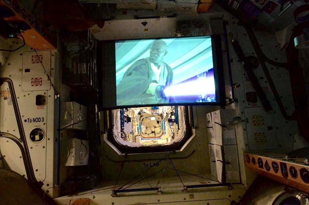 VIDEO: Astronauti i svećenici oduševljeni Star Warsom VIDEO: Astronauti i svećenici oduševljeni Star Warsom