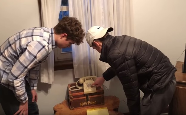 VIDEO: Sedamnaestogodišnjaci se čude telefonu s brojčanikom VIDEO: Sedamnaestogodišnjaci se čude telefonu s brojčanikom