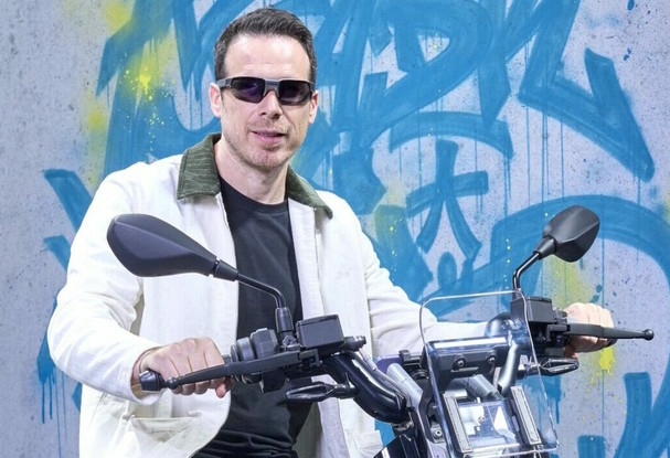 bmw-motorrad-smart-glasses-00-scaled-e1688748285837 bmw-motorrad-smart-glasses-00-scaled-e1688748285837