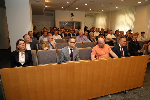 90 godina Zavoda za visoki napon i energetiku 90 godina Zavoda za visoki napon i energetiku