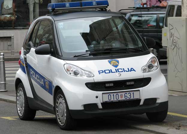 HDZ-ova vlada za oproštaj reže božićnice policiji HDZ-ova vlada za oproštaj reže božićnice policiji