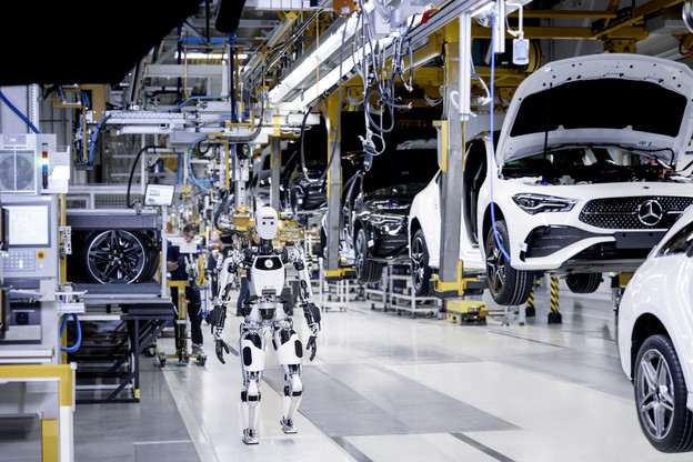 Humanoidni robot slaže Mercedese Humanoidni robot slaže Mercedese
