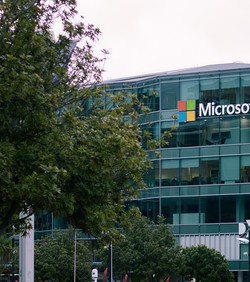 Microsoft otpušta ljude zbog investiranja u AI