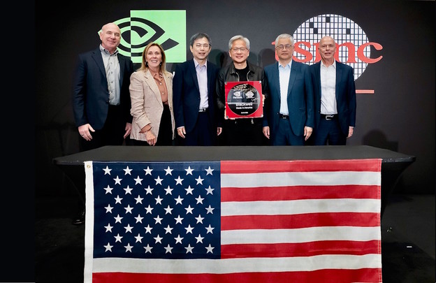 Nvidia slavi prvi Blackwell wafer proizveden u Americi Nvidia slavi prvi Blackwell wafer proizveden u Americi