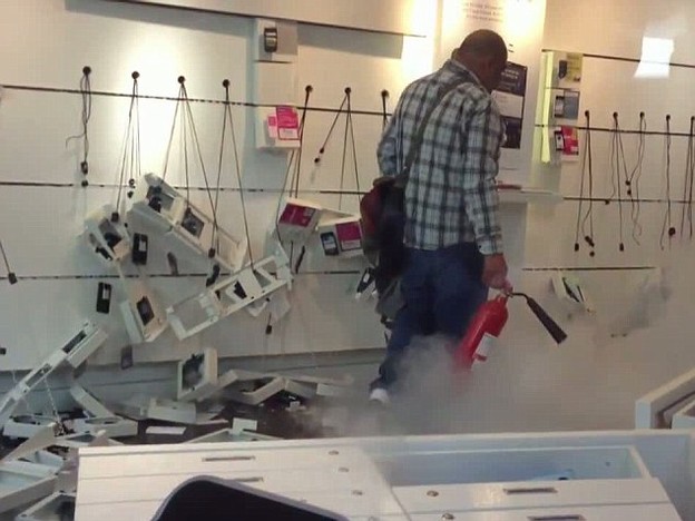 VIDEO: Demolirao T-Mobile zbog nepovoljnog ugovora VIDEO: Demolirao T-Mobile zbog nepovoljnog ugovora