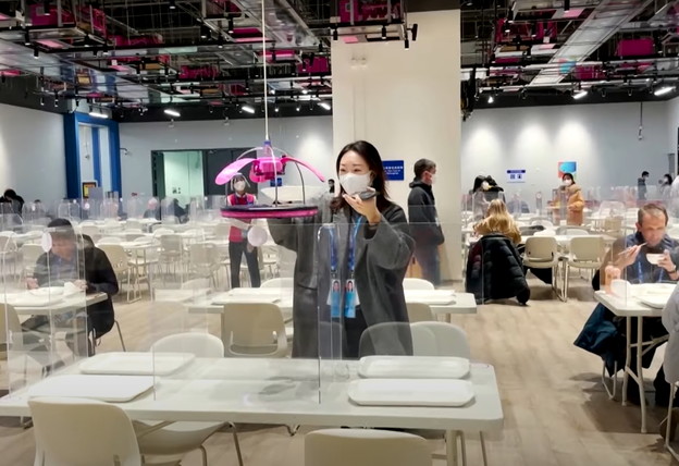VIDEO: Roboti poslužuju novinare u press centru u Pekingu VIDEO: Roboti poslužuju novinare u press centru u Pekingu